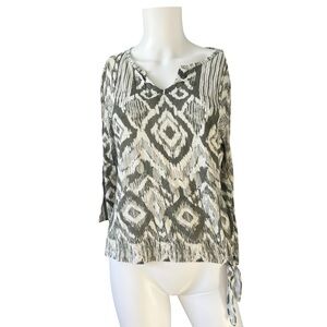 Chicos Ikat Print Blouse V Neck Pullover Gray White Career Size Medium M